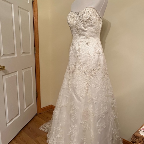 Casablanca bridal. Gorgeous beading - Picture 3 of 12